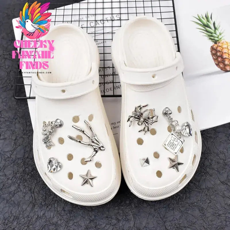 2023 Net Hot Designer Shoe Charms Chain Fashion Gift Punk Pendant Metal Buckle Hip Hop Shoe Decoration Accessories Cheeky Fantail Finds