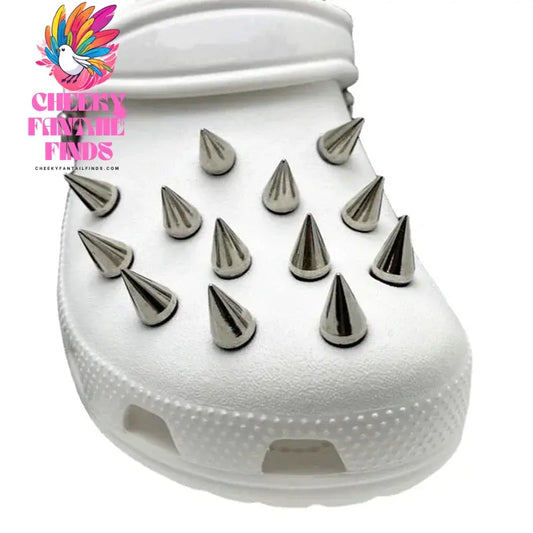 Fashion Rivet Hole Shoe Charms Designer Vintage High Quality Clogs Shoe Accessories Trend All-match Charms DIY Punk Style Cheeky Fantail Finds