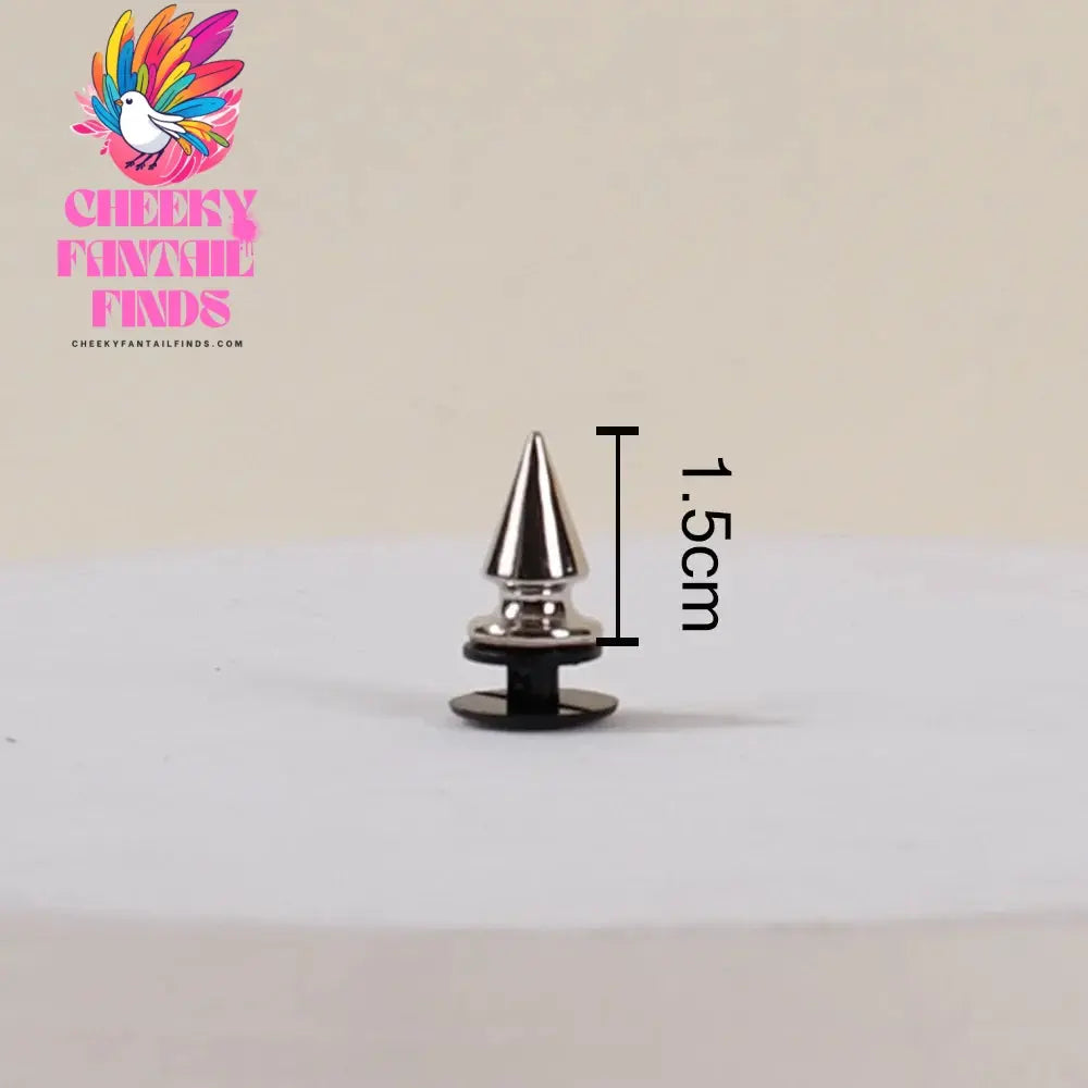Fashion Rivet Hole Shoe Charms Designer Vintage High Quality Clogs Shoe Accessories Trend All-match Charms DIY Punk Style Cheeky Fantail Finds
