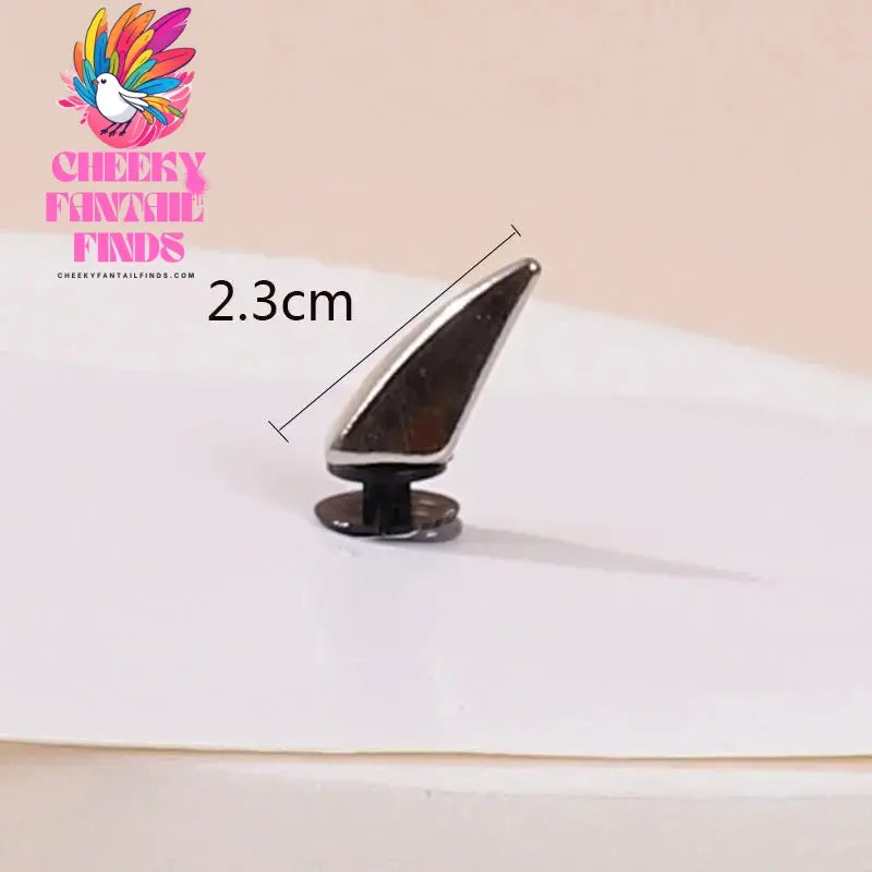 Fashion Rivet Hole Shoe Charms Designer Vintage High Quality Clogs Shoe Accessories Trend All-match Charms DIY Punk Style Cheeky Fantail Finds