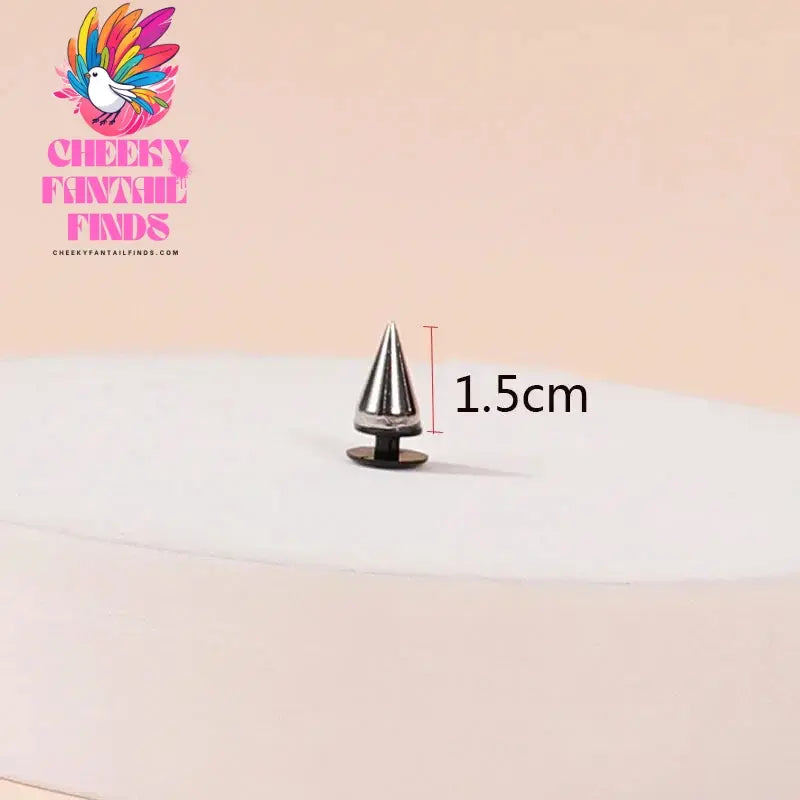 Fashion Rivet Hole Shoe Charms Designer Vintage High Quality Clogs Shoe Accessories Trend All-match Charms DIY Punk Style Cheeky Fantail Finds