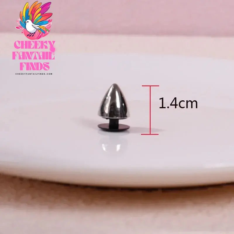 Fashion Rivet Hole Shoe Charms Designer Vintage High Quality Clogs Shoe Accessories Trend All-match Charms DIY Punk Style Cheeky Fantail Finds