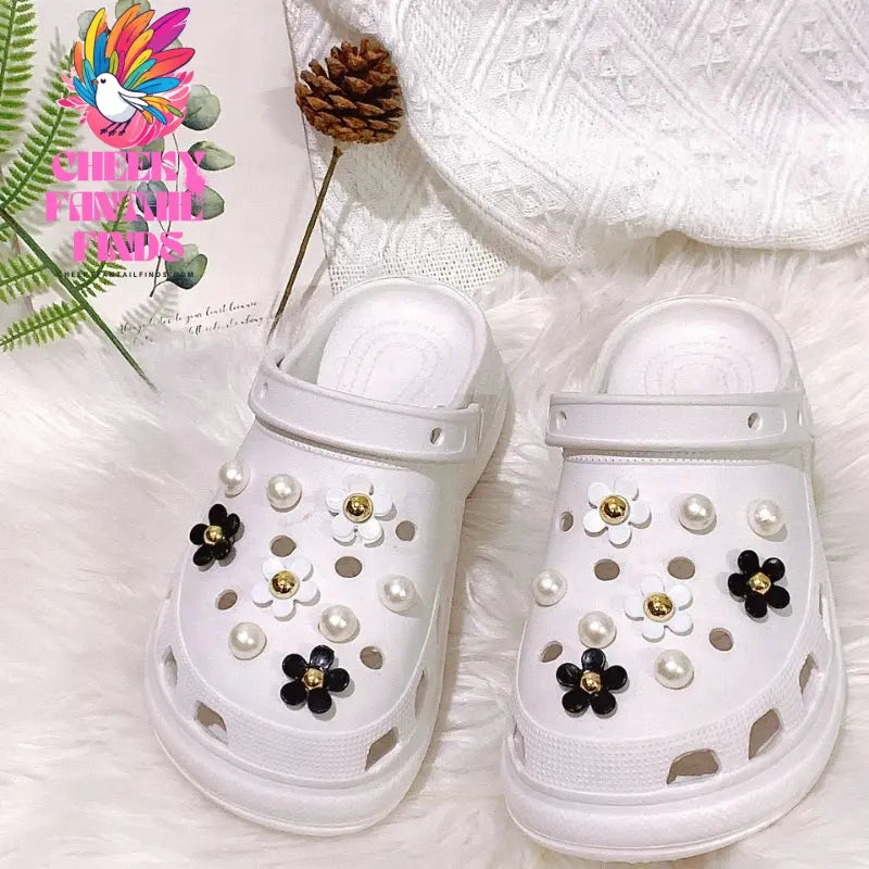 Hot Sale Sweet Cute Girly Hole shoes Charms Designer Elegant Vintage Pearl Chain Shoe Jewelry All-match Flower Shoe Charms for Cheeky Fantail Finds