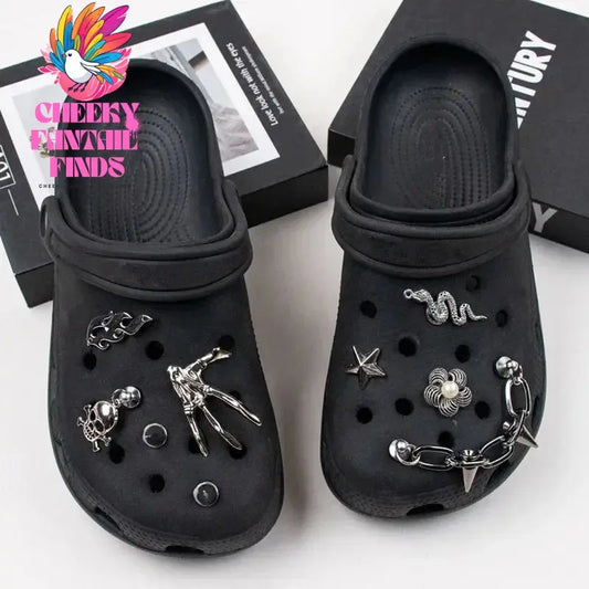 2023 Net Hot Designer Shoe Charms Chain Fashion Gift Punk Pendant Metal Buckle Hip Hop Shoe Decoration Accessories Cheeky Fantail Finds