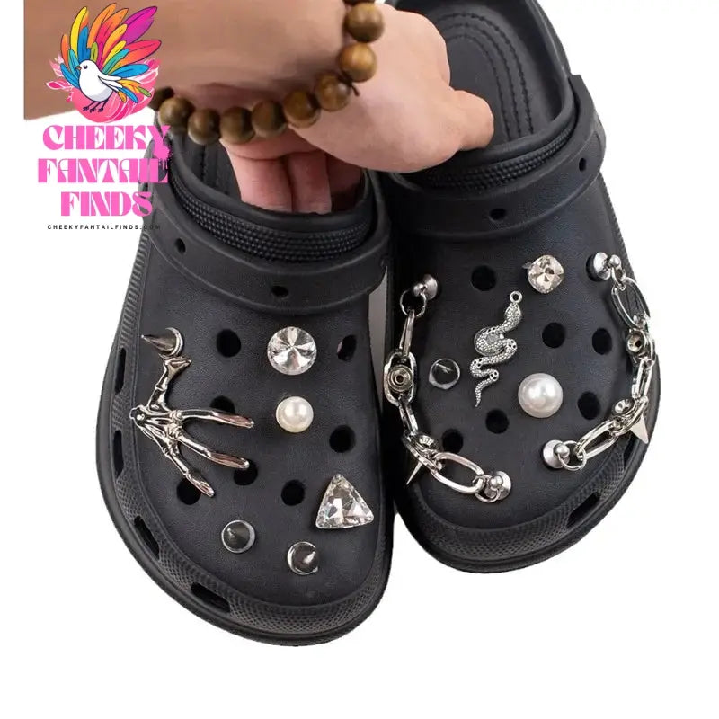 2023 Net Hot Designer Shoe Charms Chain Fashion Gift Punk Pendant Metal Buckle Hip Hop Shoe Decoration Accessories Cheeky Fantail Finds
