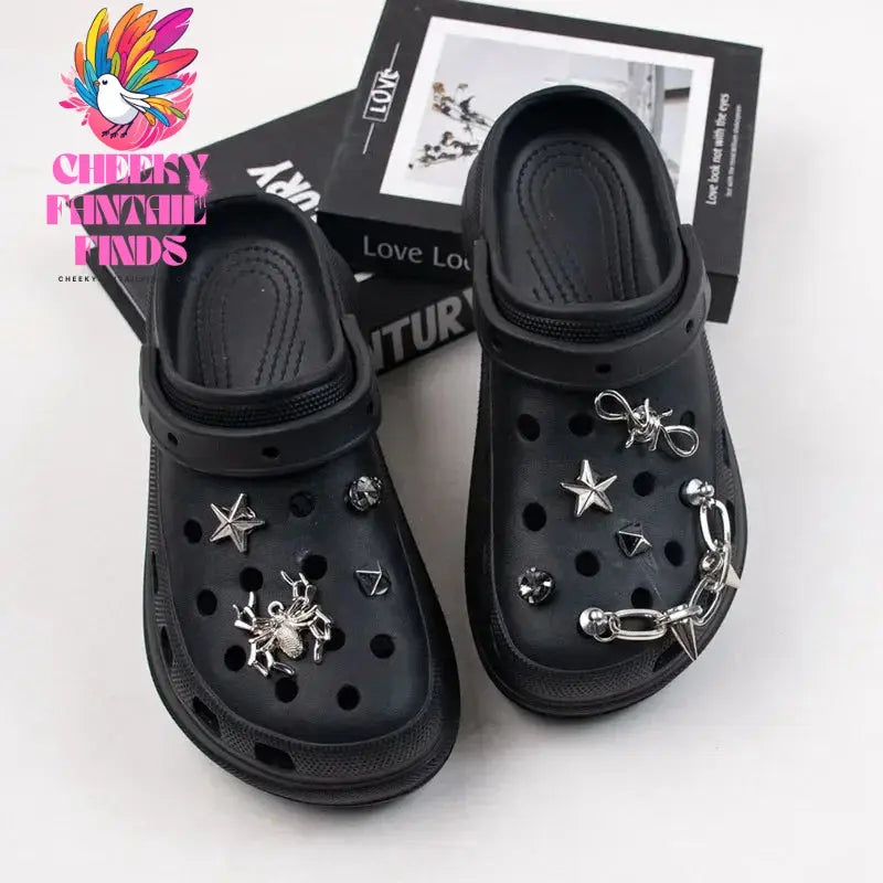 2023 Net Hot Designer Shoe Charms Chain Fashion Gift Punk Pendant Metal Buckle Hip Hop Shoe Decoration Accessories Cheeky Fantail Finds