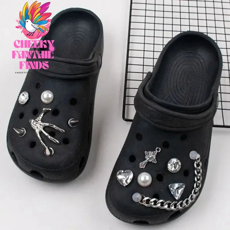 2023 Net Hot Designer Shoe Charms Chain Fashion Gift Punk Pendant Metal Buckle Hip Hop Shoe Decoration Accessories Cheeky Fantail Finds