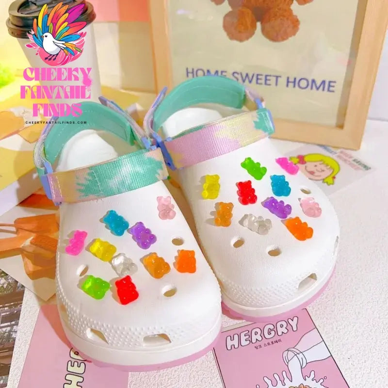 2024 Candy Bears Women's Charms Designer Hole Shoes Charms Luxury Shoe Clips Charm Pines Clogs Fit Charms Femme Cheeky Fantail Finds