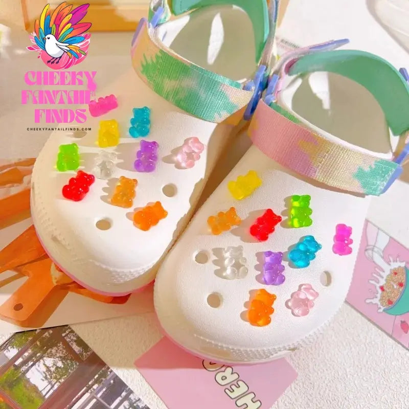 2024 Candy Bears Women's Charms Designer Hole Shoes Charms Luxury Shoe Clips Charm Pines Clogs Fit Charms Femme Cheeky Fantail Finds