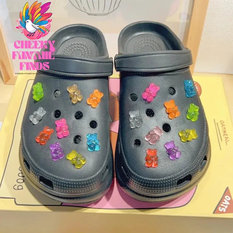 2024 Candy Bears Women's Charms Designer Hole Shoes Charms Luxury Shoe Clips Charm Pines Clogs Fit Charms Femme Cheeky Fantail Finds