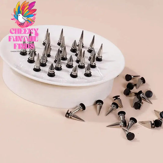 Fashion Rivet Hole Shoe Charms Designer Vintage High Quality Clogs Shoe Accessories Trend All-match Charms DIY Punk Style Cheeky Fantail Finds
