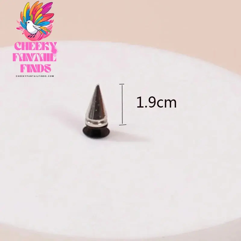 Fashion Rivet Hole Shoe Charms Designer Vintage High Quality Clogs Shoe Accessories Trend All-match Charms DIY Punk Style Cheeky Fantail Finds