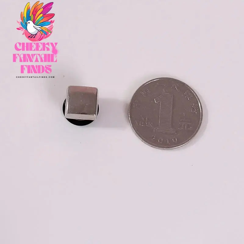Fashion Rivet Hole Shoe Charms Designer Vintage High Quality Clogs Shoe Accessories Trend All-match Charms DIY Punk Style Cheeky Fantail Finds