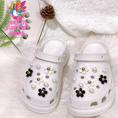 Hot Sale Sweet Cute Girly Hole shoes Charms Designer Elegant Vintage Pearl Chain Shoe Jewelry All-match Flower Shoe Charms for Cheeky Fantail Finds